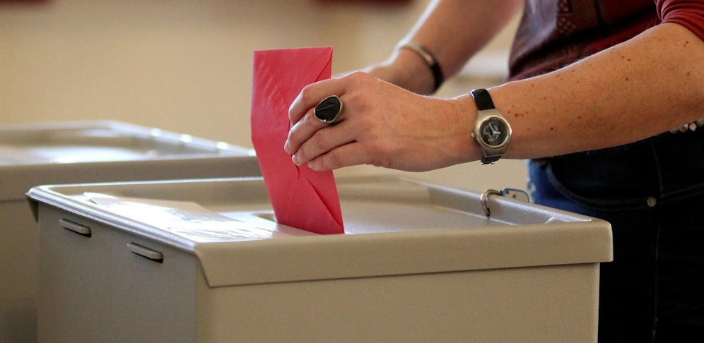 Ab 17 Uhr werden die ersten Prognosen veröffentlicht, die Schwankungsbreite beträgt zu diesem Zeitpunkt noch etwa 2 Prozent.