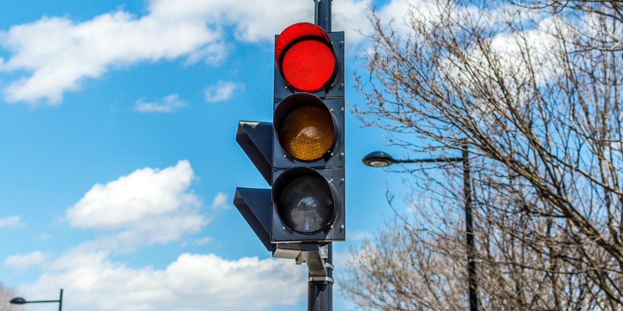 Eine Frau ignorierte eine rote Ampel und fuhr eine 19-Jährige an.