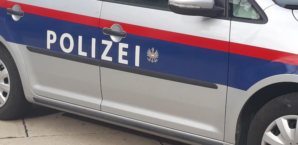 Für die 50-Jährige kam jede Hilfe zu spät, sie starb laut Polizei noch an der Unfallstelle.