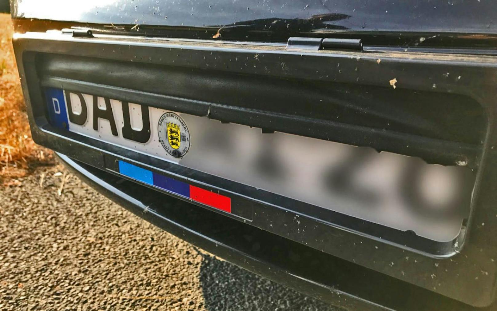 Die Beamten entdeckten am BMW die verbotene Kennzeichen-Jalousie