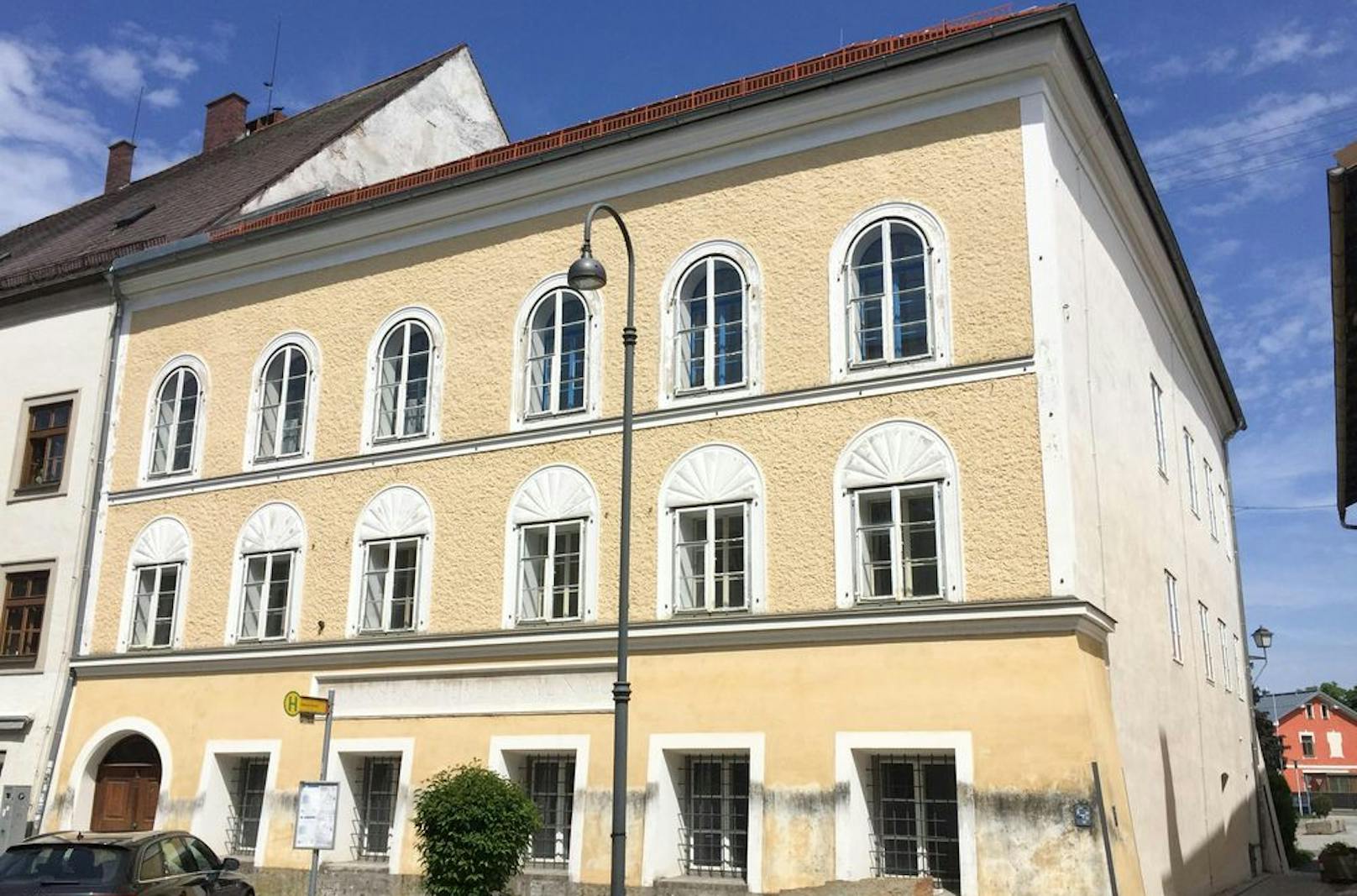In diesem Gebäude in der Braunauer Innenstadt kam Adolf Hitler zur Welt. Seit langem wird über die Nutzung des Hauses kontrovers debattiert.