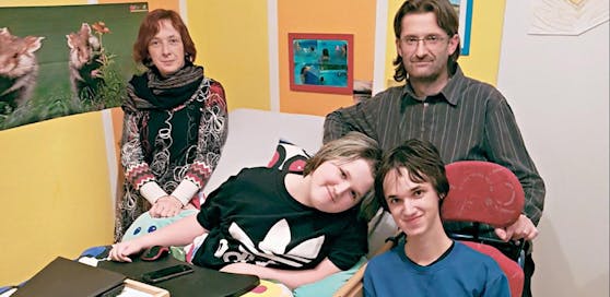 Sind für Unterstützung dankbar: Mama Maria und Papa Thomas mit ihren Söhnen Felix (14, l.) und Moritz (16).