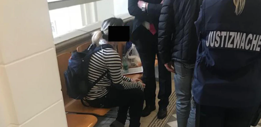 Die angeklagte 32-Jährige (links im Bild)