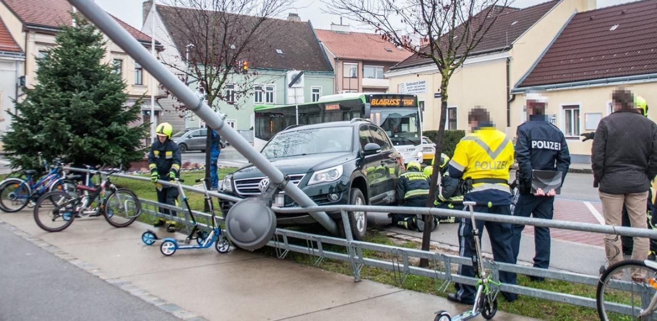Heute.at - Lenker fällte beim Ausparken Straßenlaterne