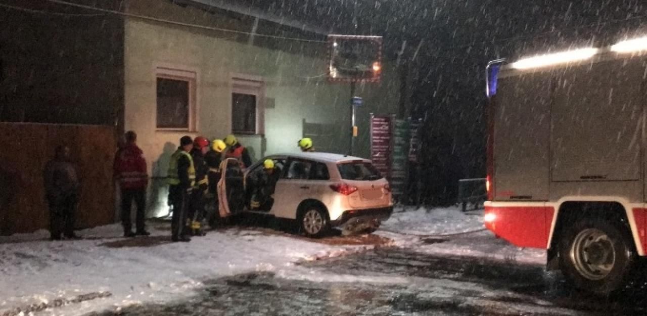 Heute.at - Pkw kracht im Schnee-Treiben gegen Wohnhaus