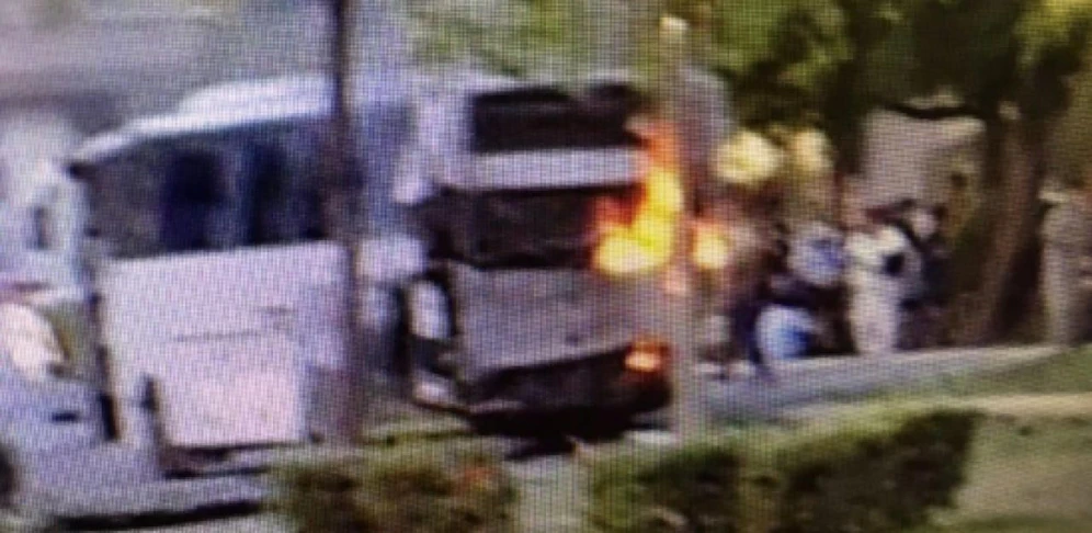 Die Bombe explodierte, als gerade ein Polizeibus vorbeifuhr