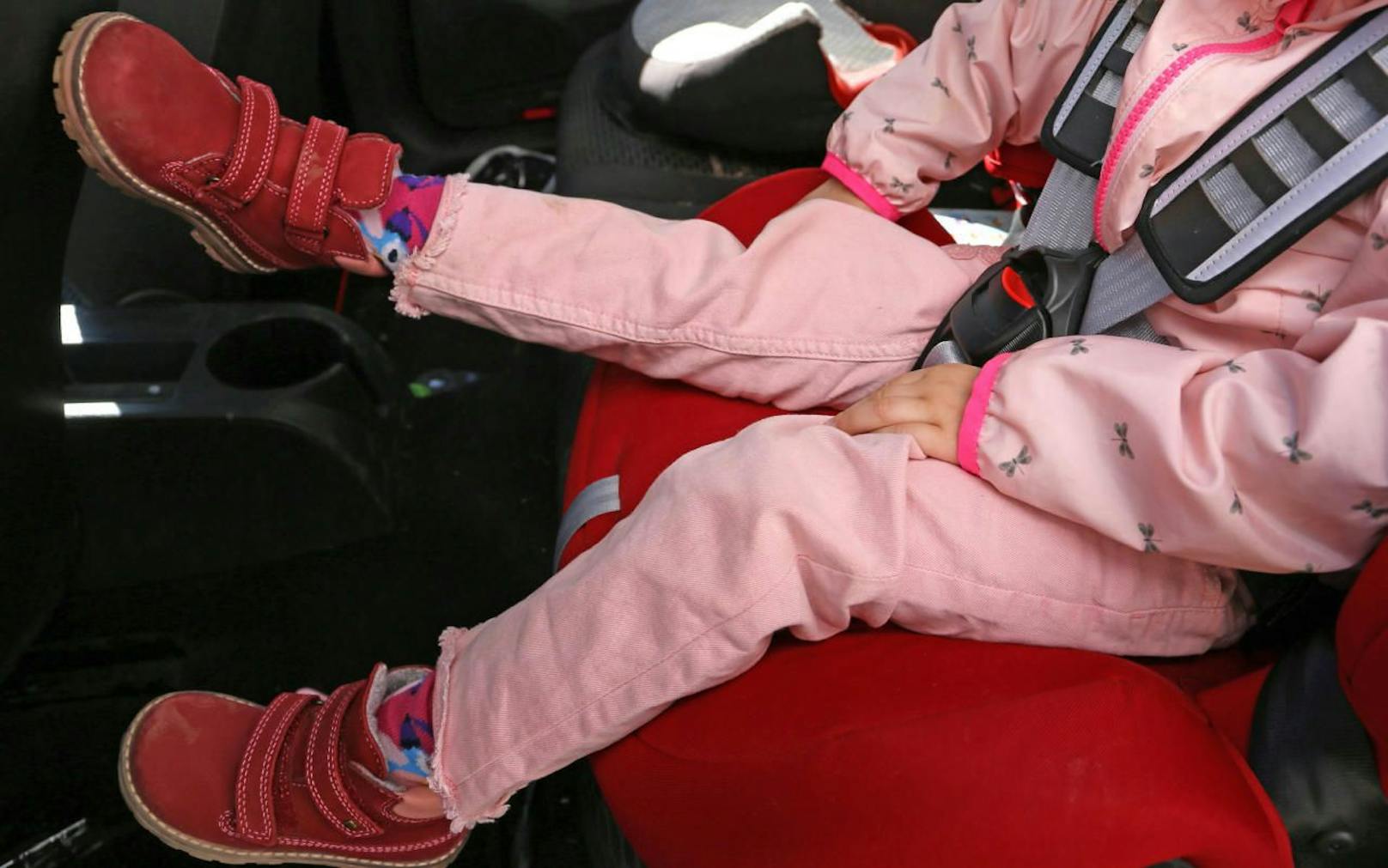 Ein Kleinkind in einem Fahrzeug. Symbolbild