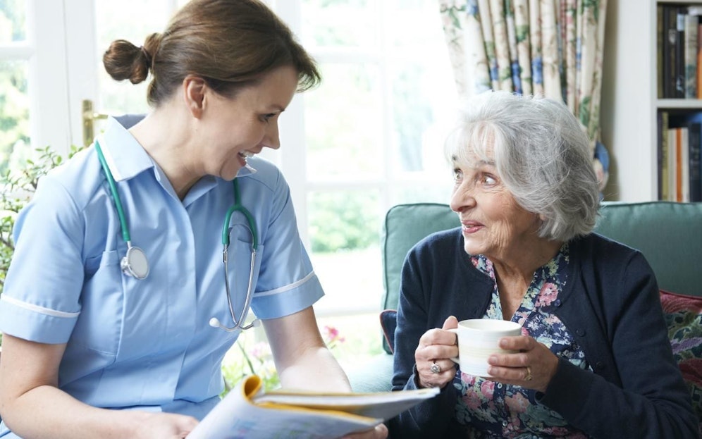 Der Fonds Soziales Wien hält trotz Corona-Krise die Betreuungsleistungen aufrecht, schließt aber nicht notwendige Einrichtungen. Frei gewordene Mitarbeiter unterstützen die mobile Pflege oder den stationären Bereich. 