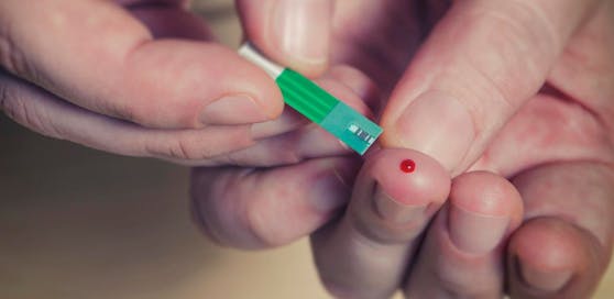 Ein Blutstropfen, ähnlich wie einem Blutzucker-Test, reicht für den Schnelltest aus.