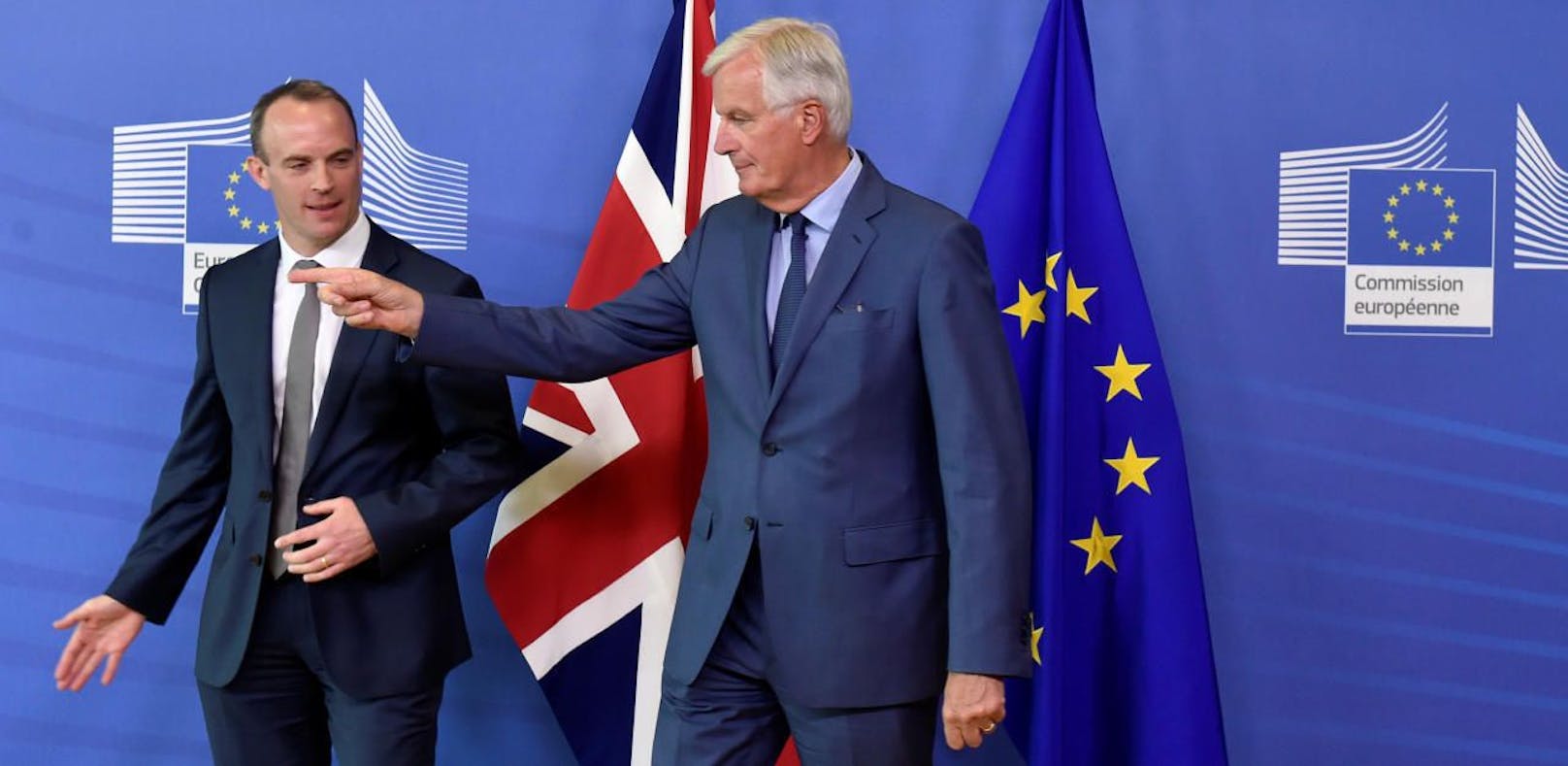 EU-Chefverhandler Michel Barnier zeigt dem britischen Unterhändler Dominic Raab wo es lang geht. 