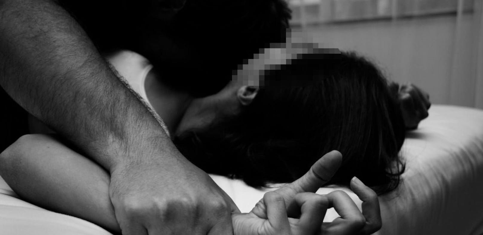 Der 58-Jährige soll die Frau mehrmals sexuell missbraucht haben