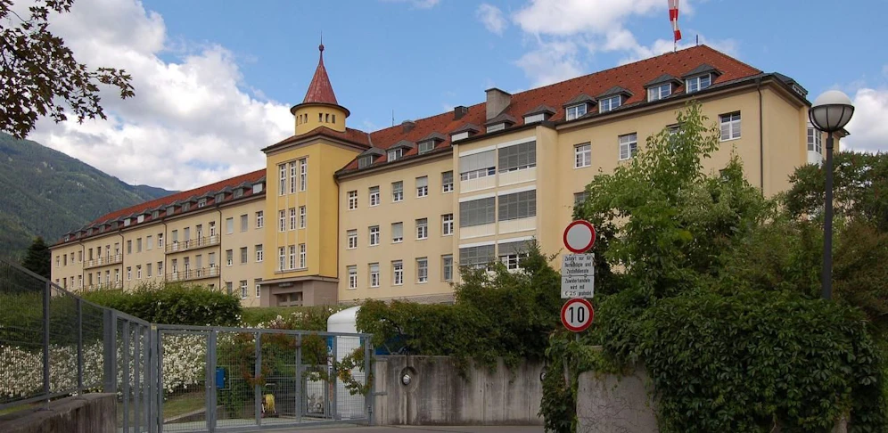 Der Mann wurde ins Bezirkskrankenhaus Lienz gebracht, dort verstarb er wenig später