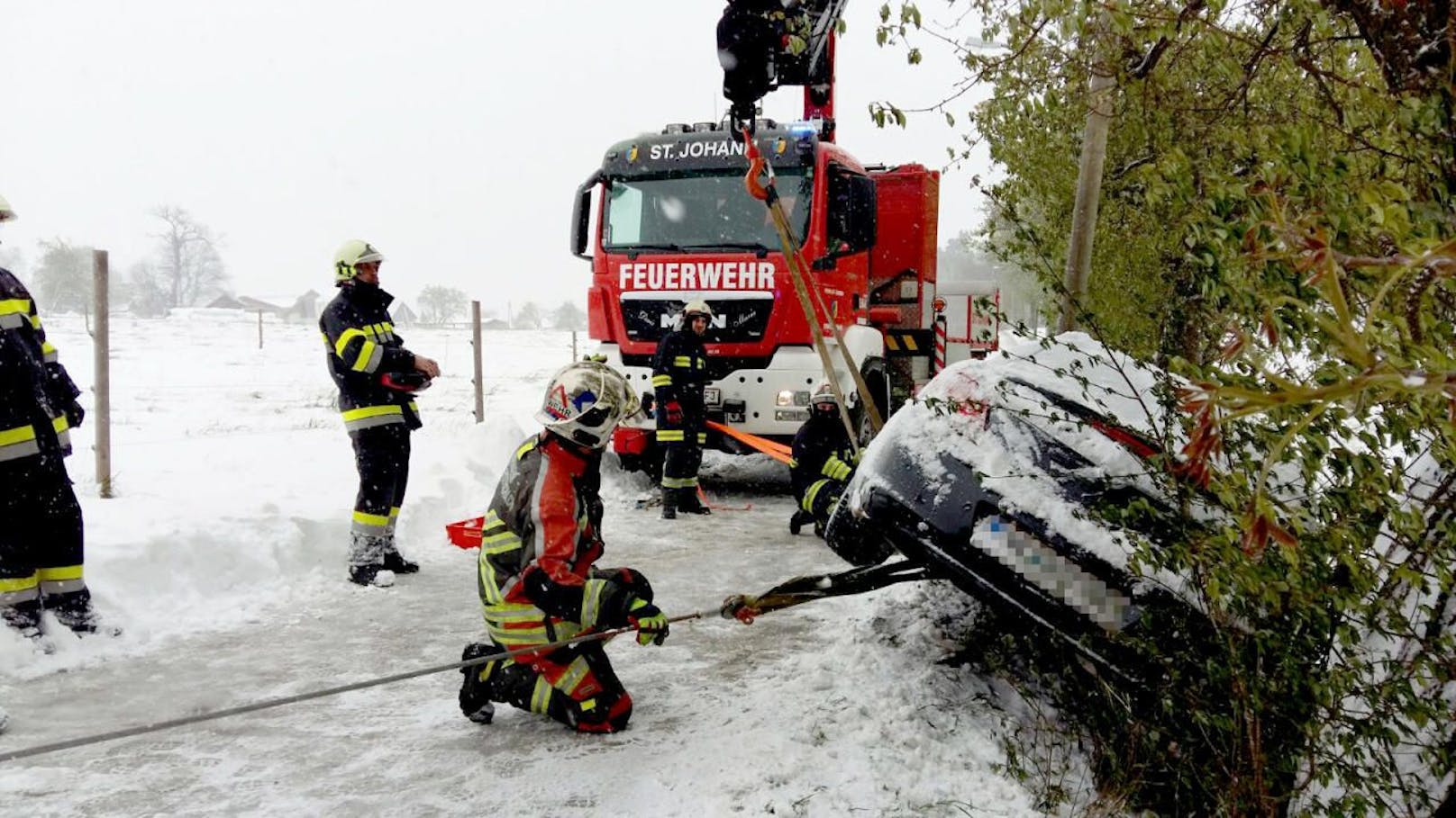 Der Unfall passierte auf der Quellenstraße nahe dem Zigeunergraben im Gemeindegebiet von Buchbach.