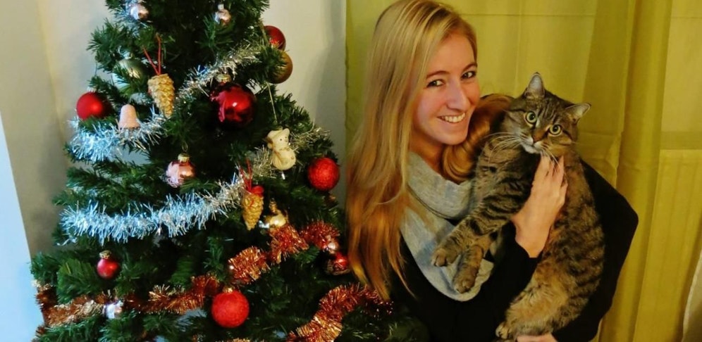 "Heute"-Leserin Pamela und ihr Vierbeiner zeigen ihren Christbaum her!