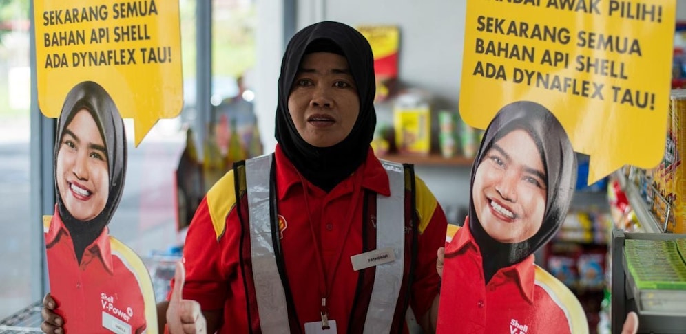 Die Frau schämt sich.