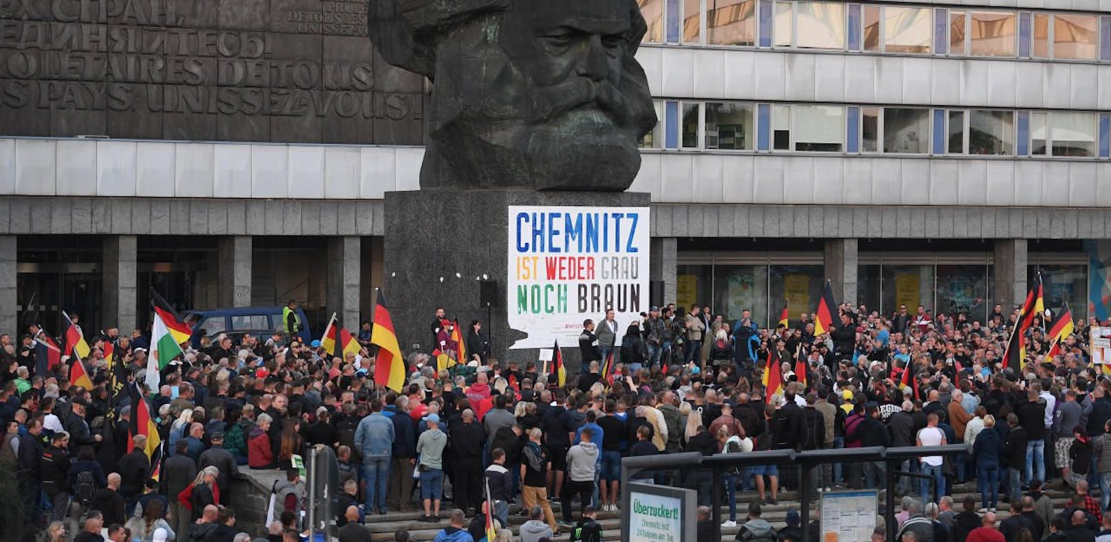 Teilnehmer einer Demonstration der rechtspopulistischen Bewegung Pro Chemnitz versammeln sich vor dem Karl-Marx-Monument.