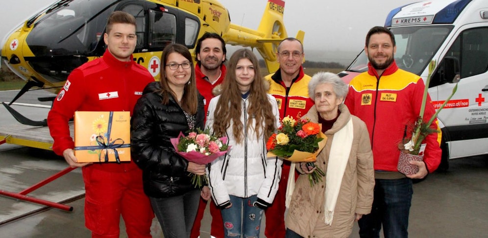 Rettungssanitäter Robert Chitan, Lebensretterin Bernadette Bauer, Notfallsanitäter Christian Windbrechtinger, Tochter Beate Bauer, Flugrettungssanitäter Robert Huber, Notfallpatientin Anna Köck und Pilot Gerald Spieß. 