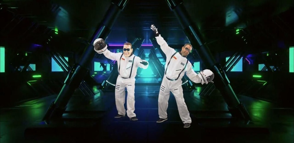 Neos-Gründer Strolz und Musiker Razelli im Raumanzug.