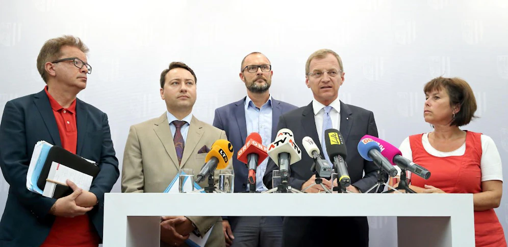 Landespolizeikommandant Pilsl informierte die die Landesregierung zum Doppelmord in Linz.