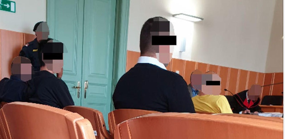 Die Angeklagten vor Gericht.