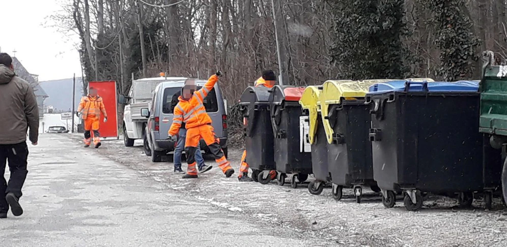 Die Müllcontainer im Bamhartstalweg; verhöhnende Pose eines Mannes.