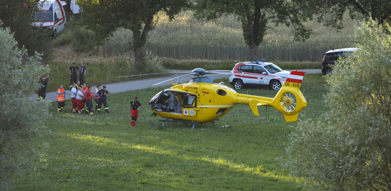 Heute.at - Zweijähriger Bub nach Sturz in Teich gestorben