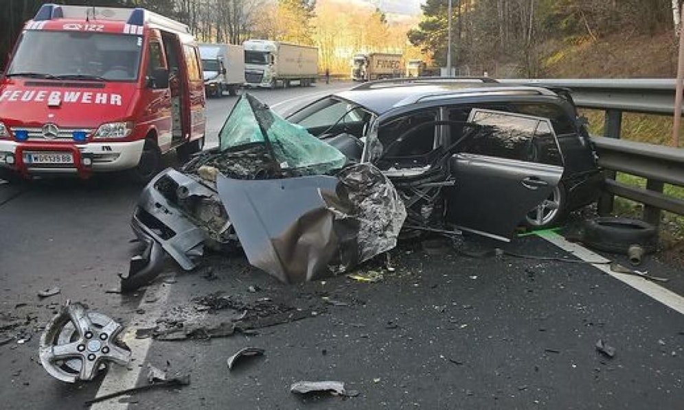 Das Auto wurde bei dem Unfall schwer beschädigt