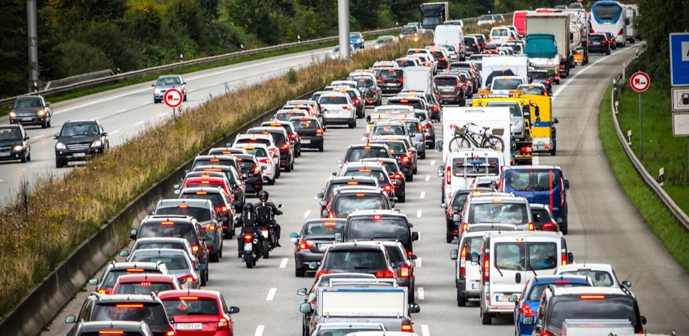 Die Lenker bildeten keine Rettungsgasse (Symbolbild).