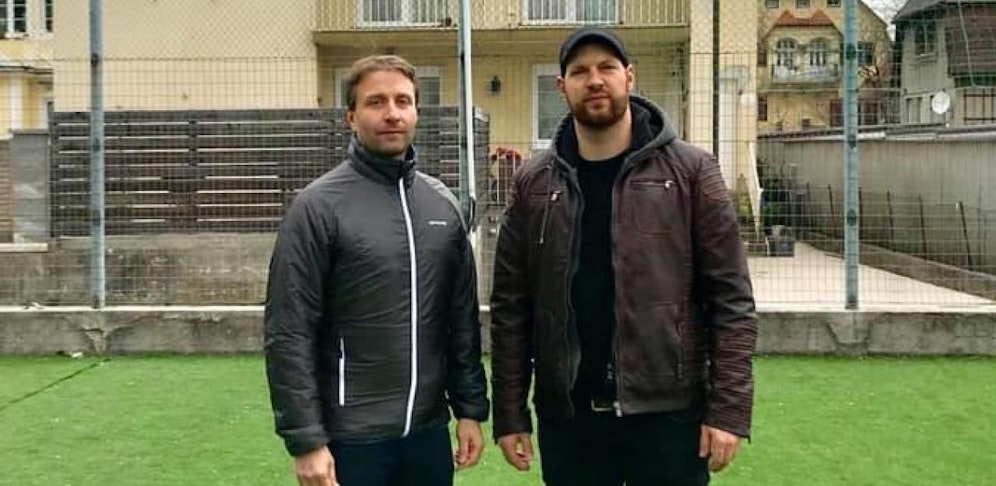 SP-Gemeindefraktion mit Martin Reifecker und Armin Bahr (r.) auf dem Kunstrasenplatz.