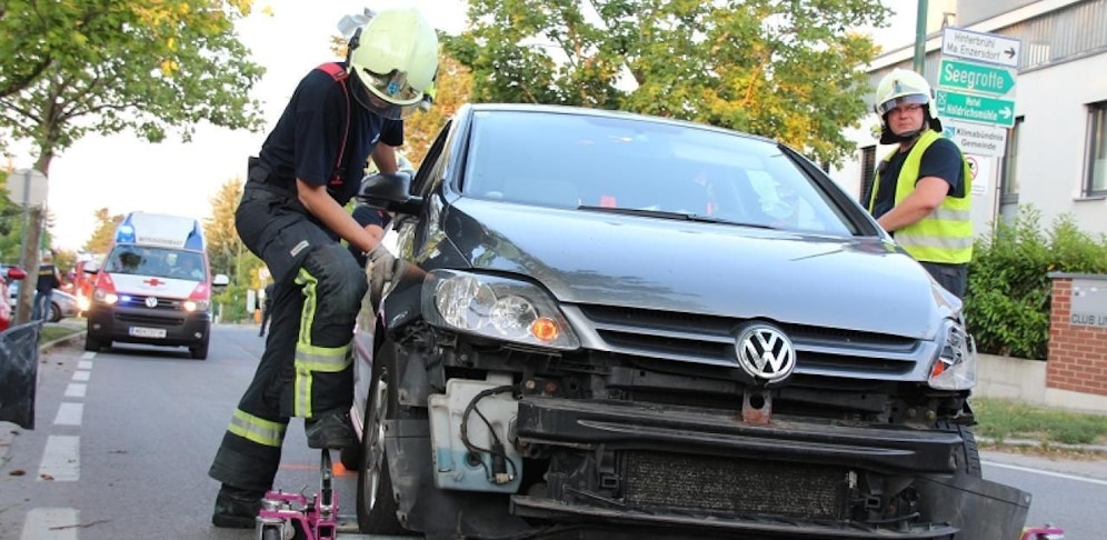 Pkw krachten im Kreuzungsbereich zusammen, Florianis bargen die Fahrzeuge.