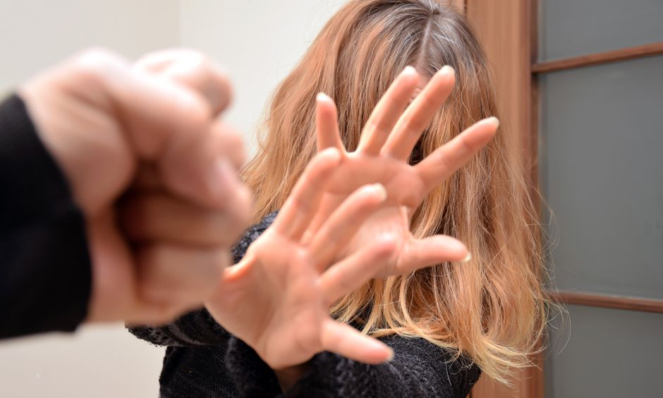 Die Frau wurde eingesperrt und geschlagen.