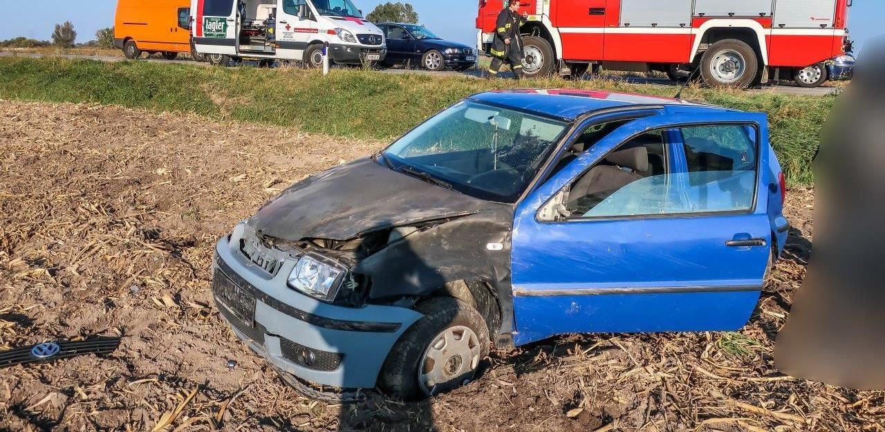 Heute.at - Auto im Acker: Kleinkind nach Unfall im Spital