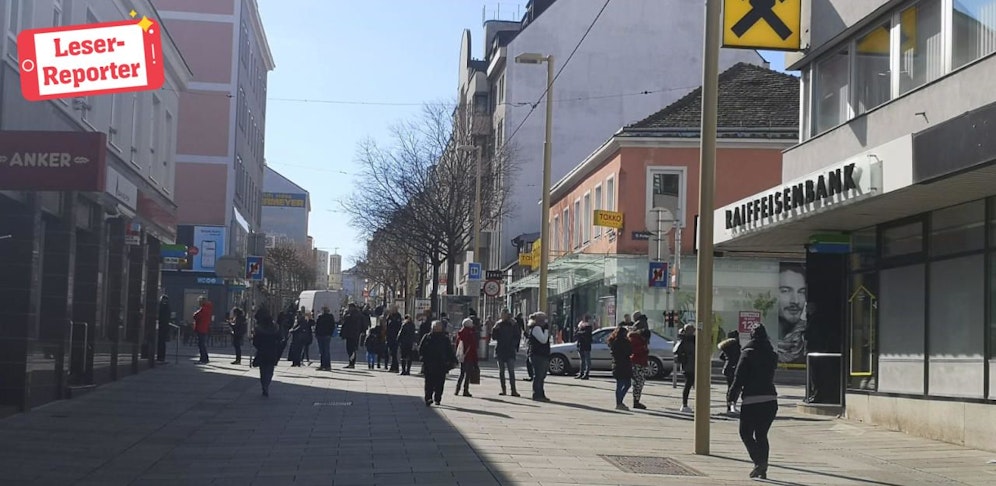 Vor einer Bankfiliale in Wien-Meidling bildete sich am Montagvormittag eine Warteschlange.