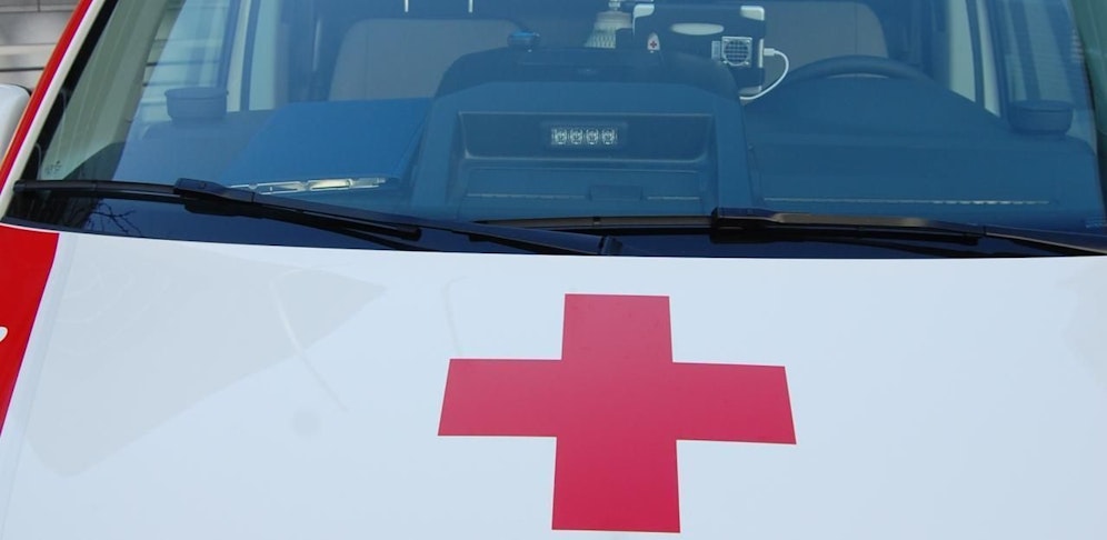 Die verletzte 18-jährige Lenkerin wurde mit der Rettung ins Spital gebracht.