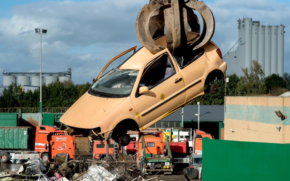 Ein VW Polo auf einem Schrottplatz in Oldenburg, Niedersachsen.