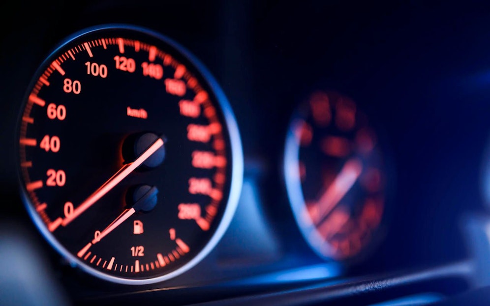 In bestimmten Fällen kann das Rasen ein Anzeichen von Selbstmord-Gedanken sein. Bei Veränderungen im Verhalten von vertrauten Personen sollte man immer sensibilsiert aufhorchen. 