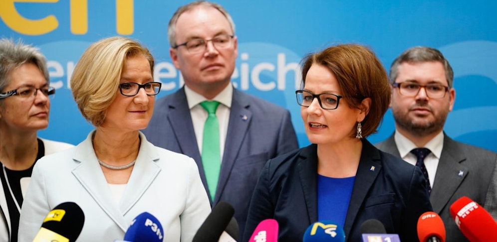Mikl-Leitner mit Christiane Teschl-Hofmeister am Freitag bei der Pressekonferenz in St. Pölten