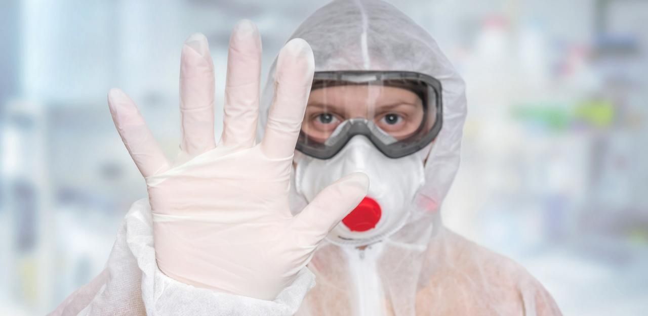 Schutzausrüstung mit FFP3-Schutzmaske.