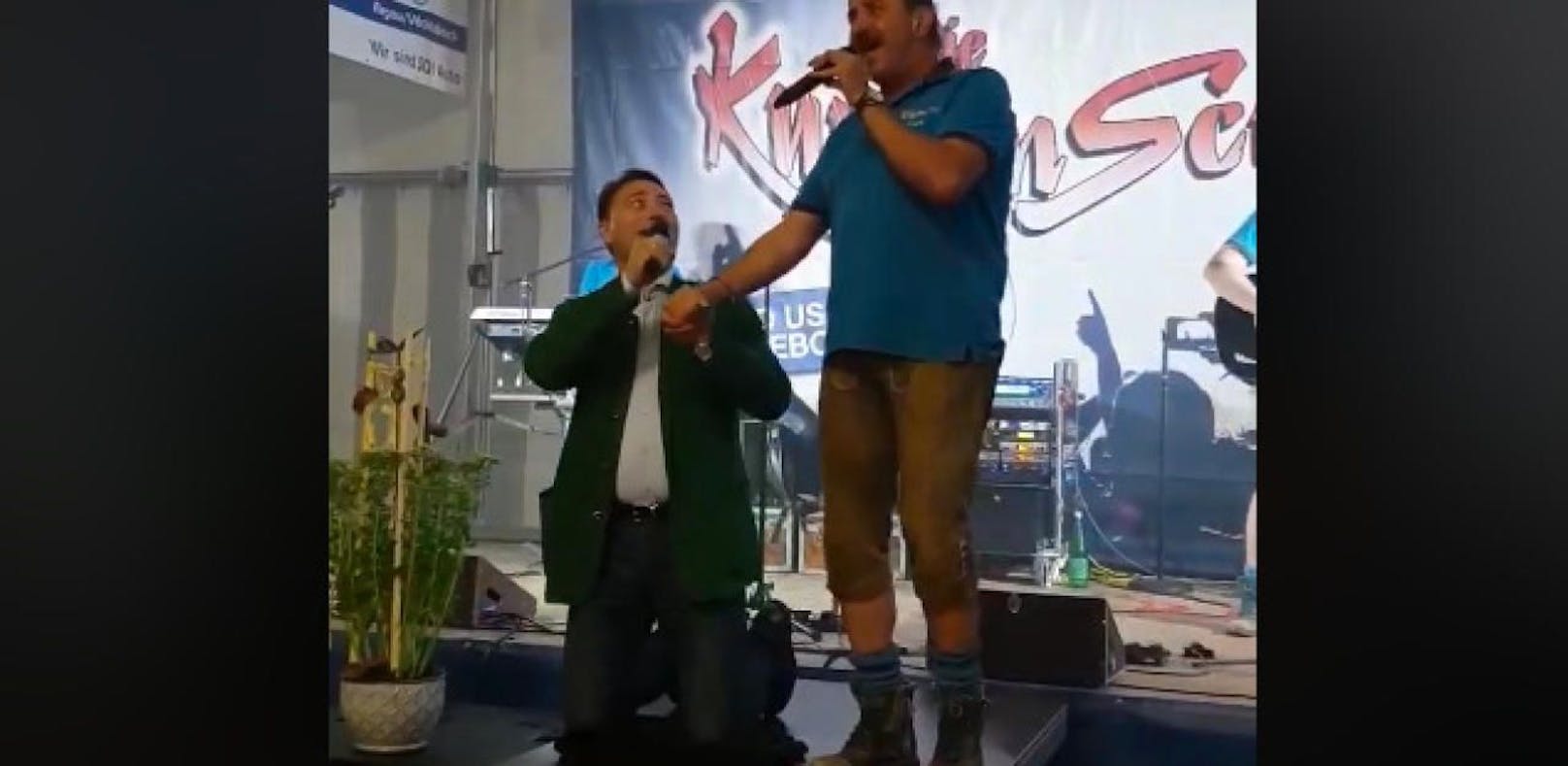 Skurriler Gesangs-Auftritt von FPOÖ-Chef auf Knien
