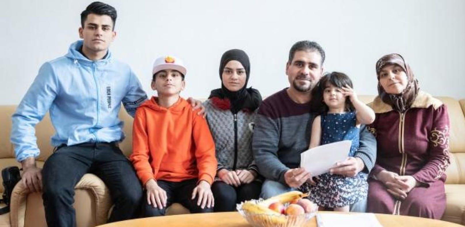 Gut integrierte Familie darf nun das Haus in Weikendorf kaufen: Khalid Abu El Hosna (3. v. re.) mit Frau und vier der neun Kinder.