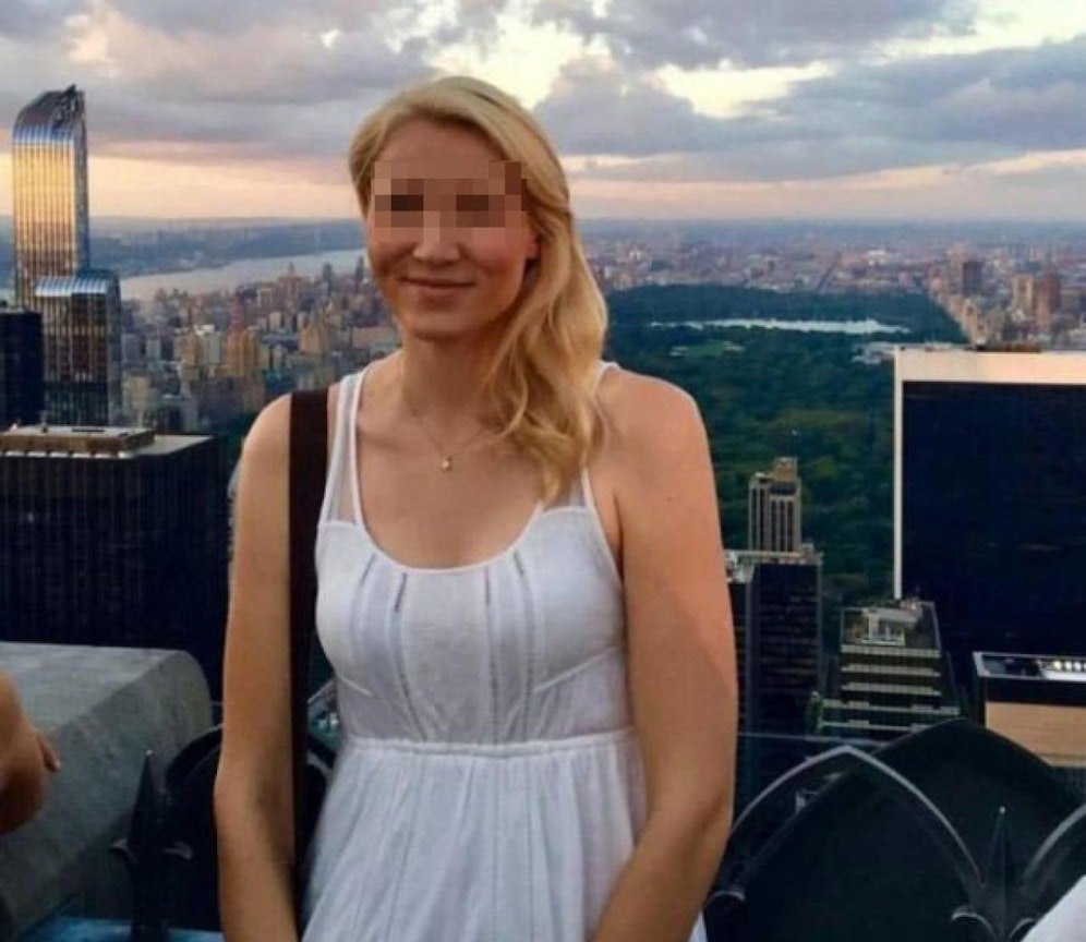 Physik kann so schön sein: Die britische Physik-Pädagogin Eleanor W. (28) soll Sex mit einem Schüler im Flugzeug gehabt haben und wurde jetzt entlassen. 