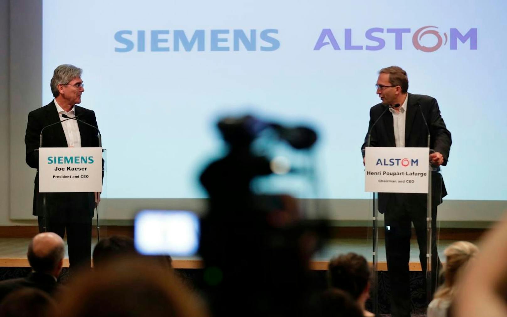 Siemens-CEO Joe Kaeser (links) und Alstom-CEO Henri Poupart-Lafarge hatten im September 2017 die Fusion ihrer Unternehmen angekündigt. Alstom und Siemens, die die Hochgeschwindigkeitszüge TGV bzw. ICE produzieren, wollen damit der großen Konkurrenz aus China entgegentreten.