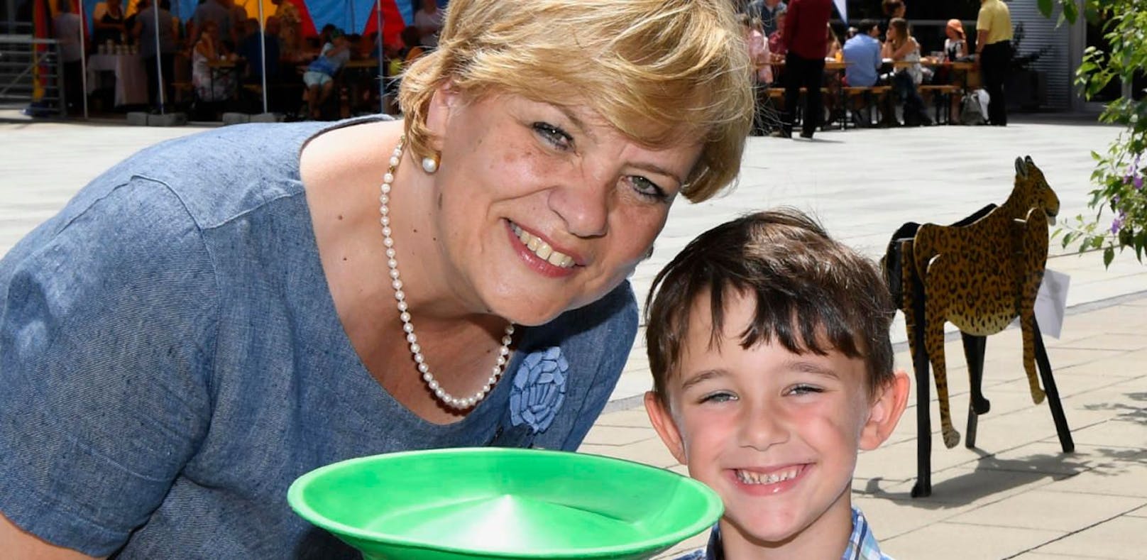 Landesrätin Barbara Schwarz freut sich mit den Kindern über ein großes Angebot an Ferienprogrammen in Niederösterreich