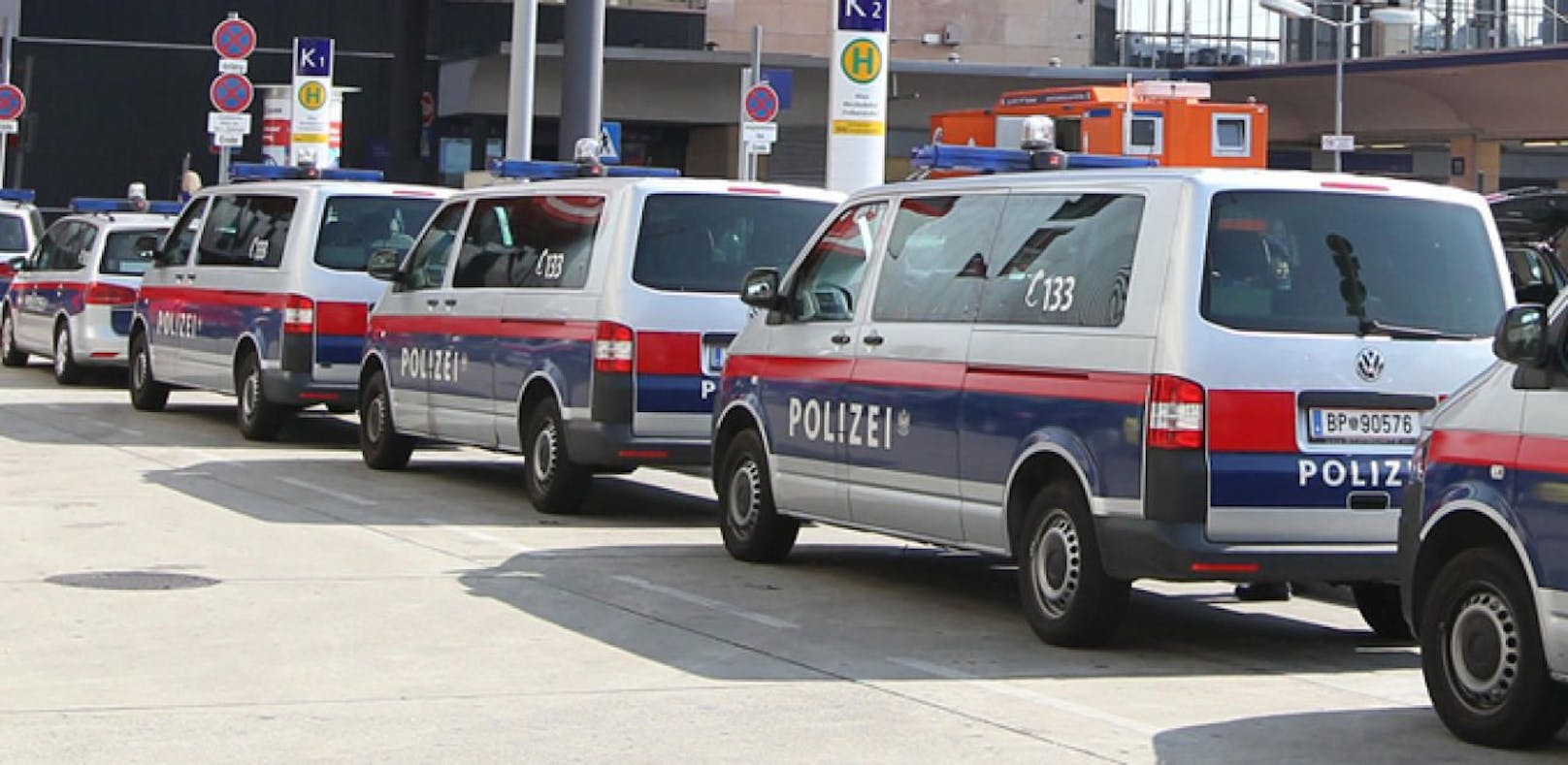 Bei den Attacken wurden mehrere Polizisten verletzt.