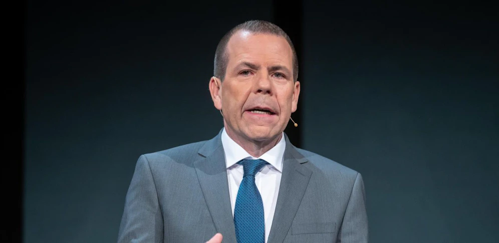 Harald Vilimsky (FPÖ) soll eine "Studie" in Auftrag gegeben haben, die laut Experten lediglich eine Aneinanderreihung von Wikipedia- und anderen fremden Artikeln sei, ohne dass diese gekennzeichnet wären. Finanziert wurde die Arbeit mit Steuergeldern.