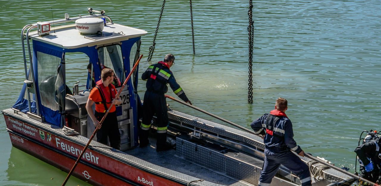 Heute.at - Anhänger mit Rallye-Auto ging in der Donau unter