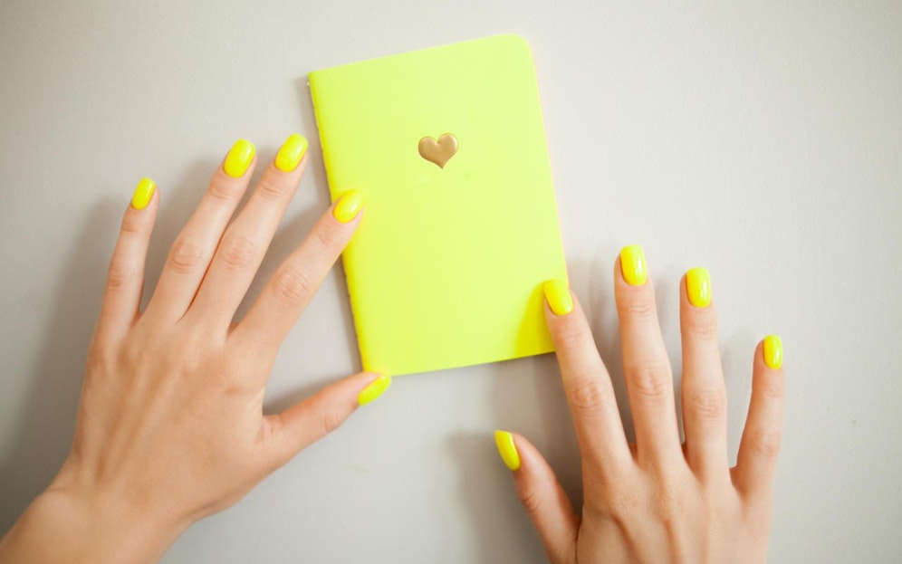 Neon Nails heben jetzt unsere Stimmung. Vier Nailart-Looks zum Nachpinseln.