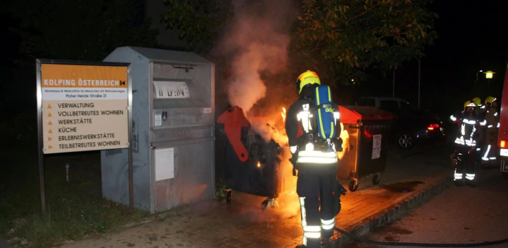 Die Feuerwehr im Löscheinsatz.
