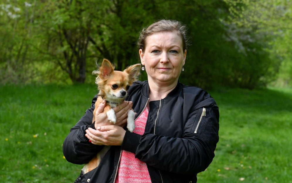 Sabine Ausweger mit ihrer Hündin Diana. 