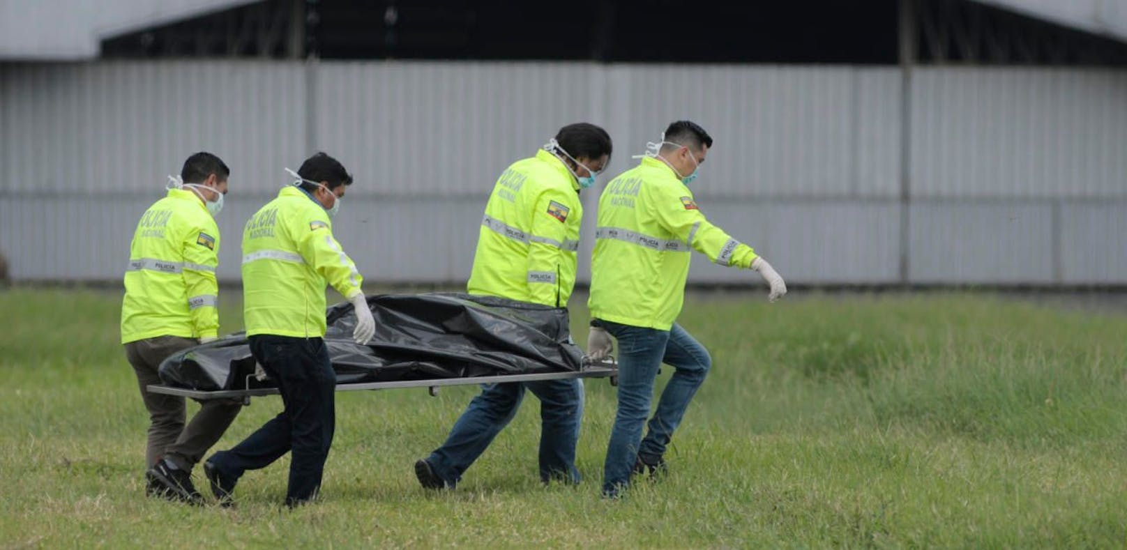 Die Männer haben versucht, nach New York zu kommen: Ein Opfer wird vom Flugfeld weggetragen.